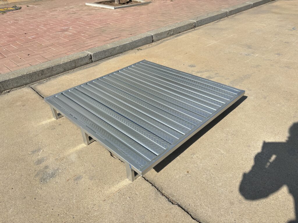 Galvanized full-deck right angle steel pallet with 2-way forklift entry