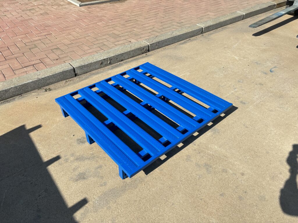 Blue painted half-deck right angle steel pallet for warehouse storage