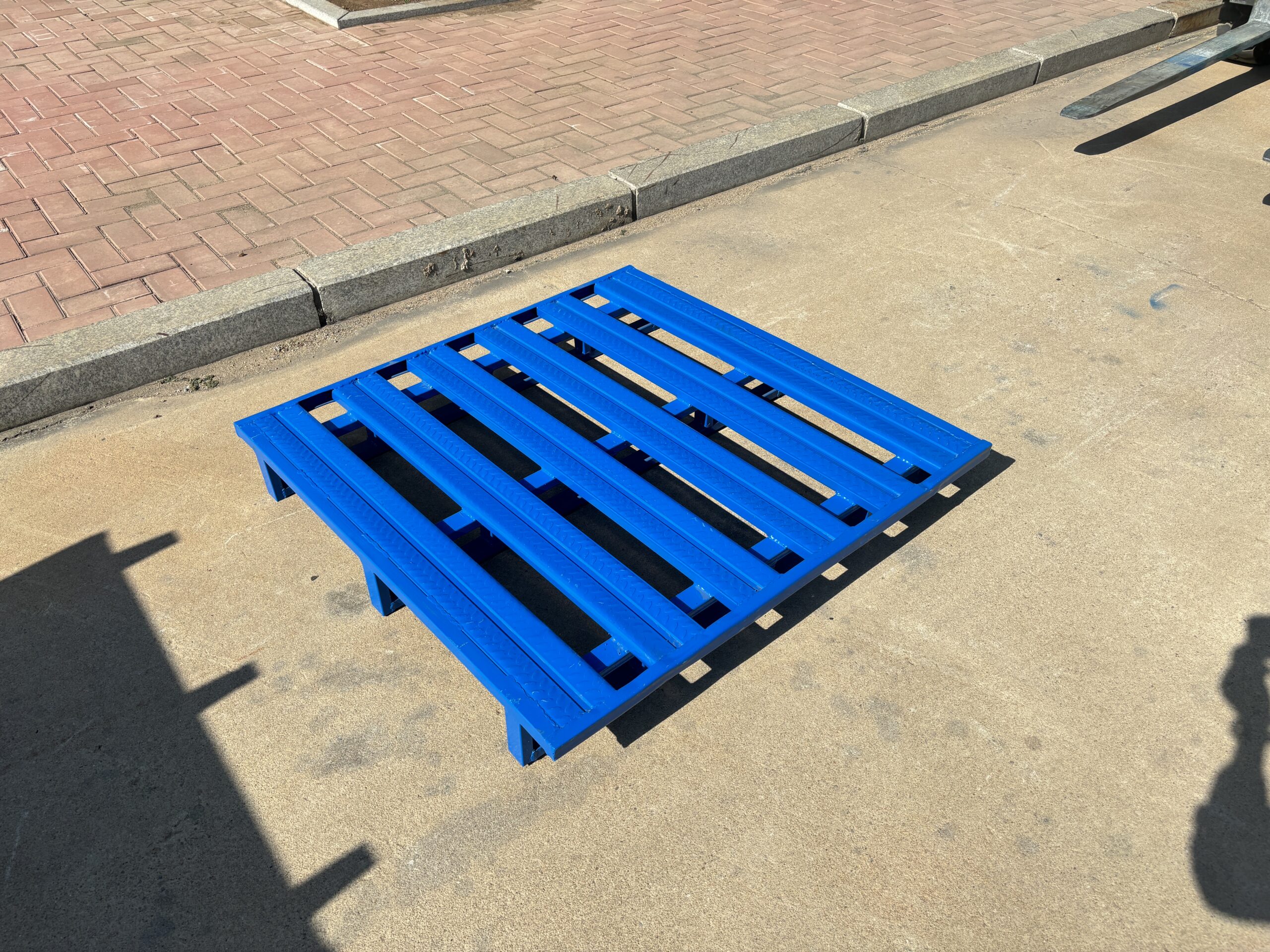 Heavy Duty Steel Pallets: Rigid Right-Angle Design for Industrial Warehouse Efficiency
